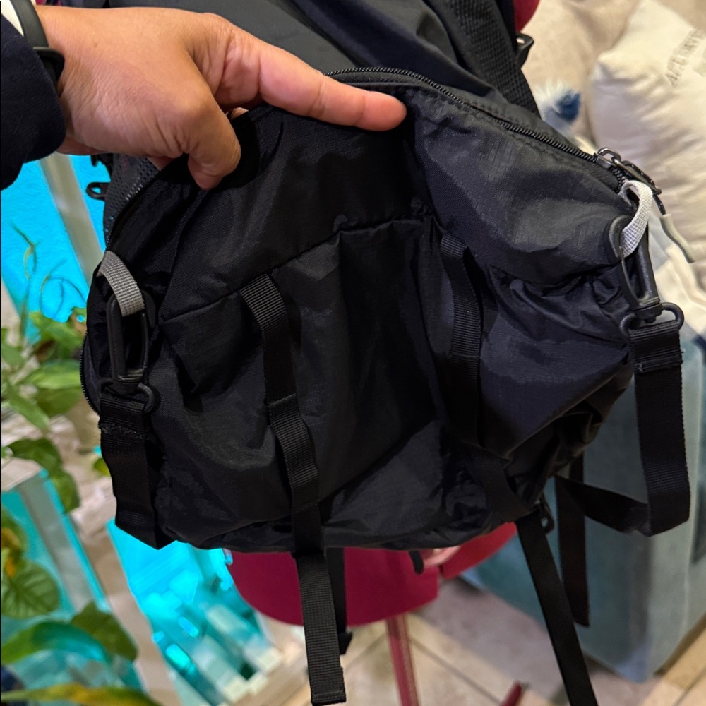 Eagle Creek 2-In-1 Backpack/Duffel travel- Black. Excellent condition. - Picture 4 of 5